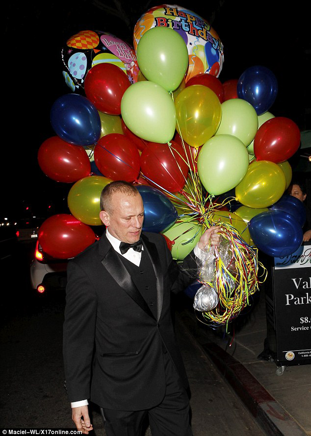 帕丽斯 希尔顿与家人庆生 短裙装扮尽显端庄