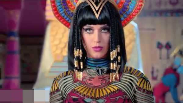 水果姐MV变身埃及艳后与蛇共舞