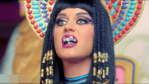 水果姐MV变身埃及艳后与蛇共舞