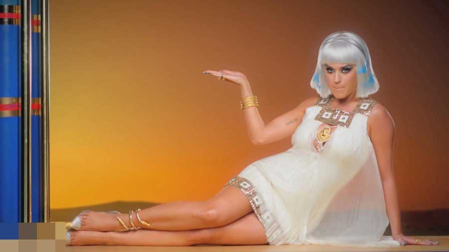 水果姐MV变身埃及艳后与蛇共舞