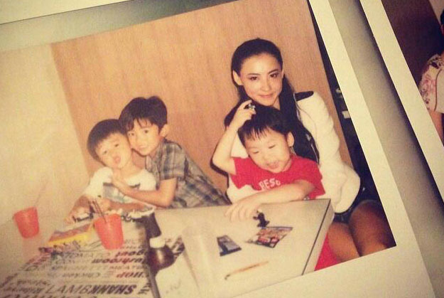 张柏芝带两子吃饭 淡妆上阵遭身边粉丝抢镜