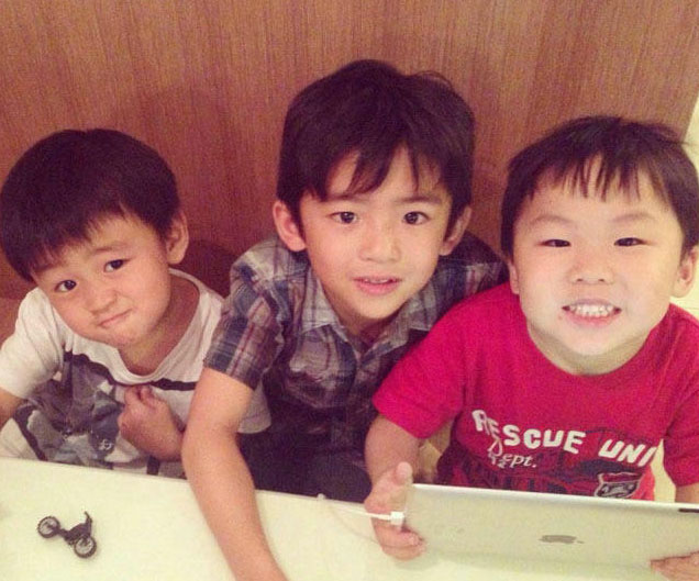 张柏芝带两子吃饭 淡妆上阵遭身边粉丝抢镜