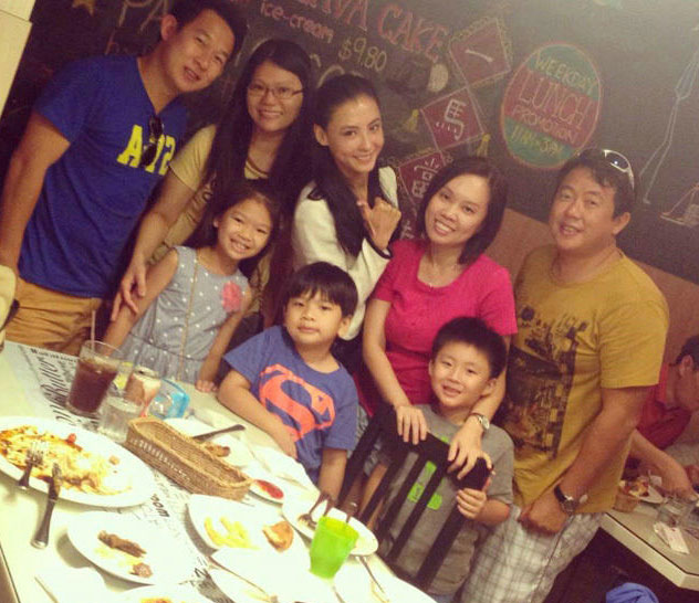 张柏芝带两子吃饭 淡妆上阵遭身边粉丝抢镜