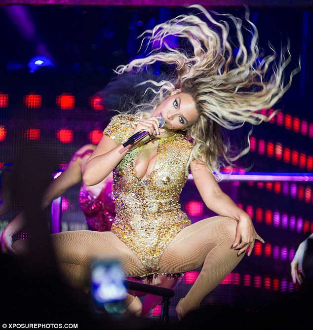 碧昂斯激情挑逗引爆个唱 屡次变装闪耀全场