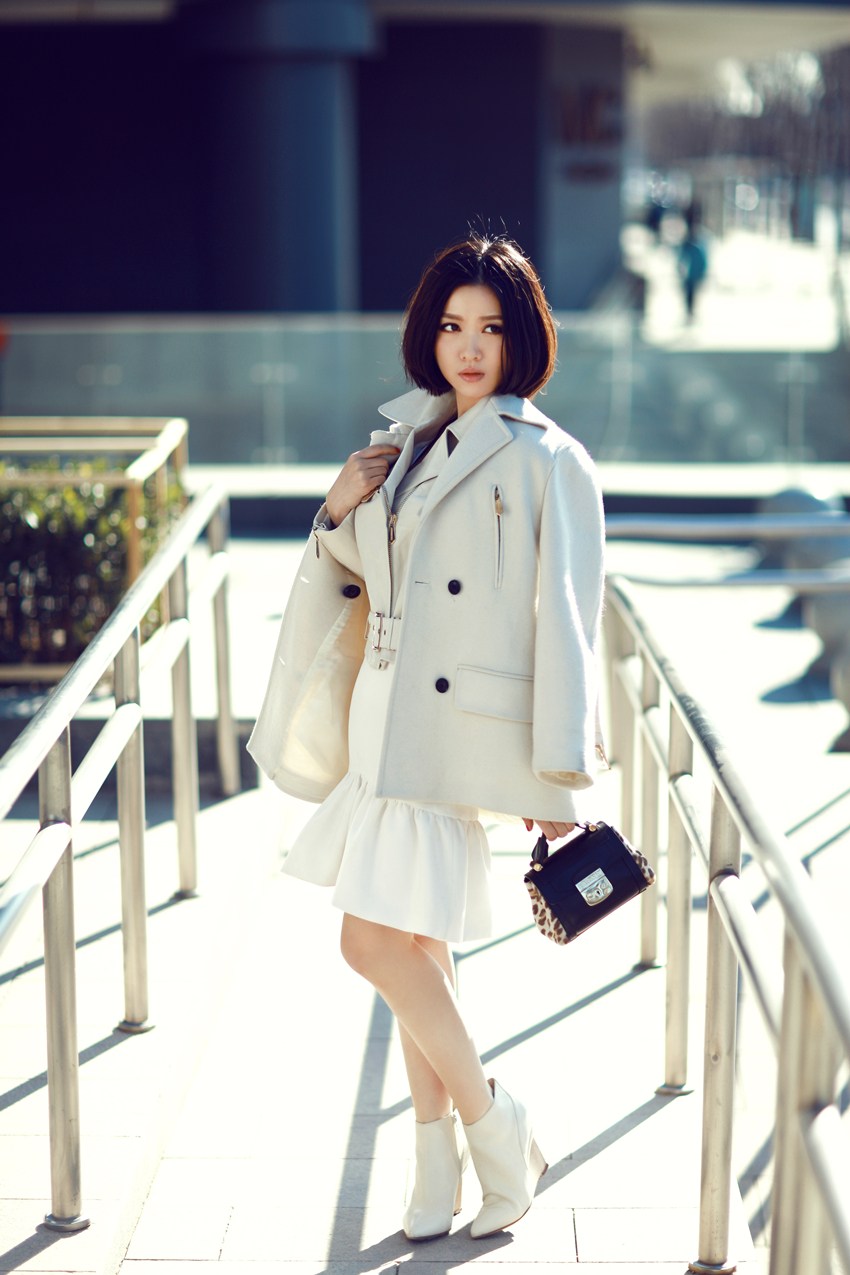 姚贝娜时尚街拍曝光 展优雅女人味