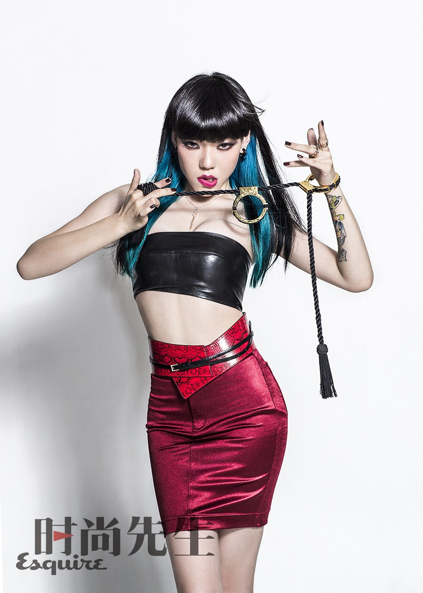 吴莫愁大片露背玩手铐 锥形胸衣似麦当娜