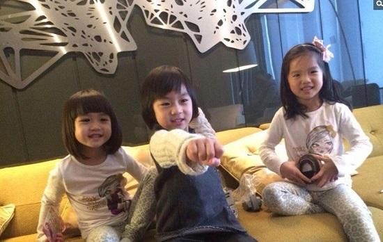 kimi与钟丽缇两女儿玩耍 网友：又在泡妞了