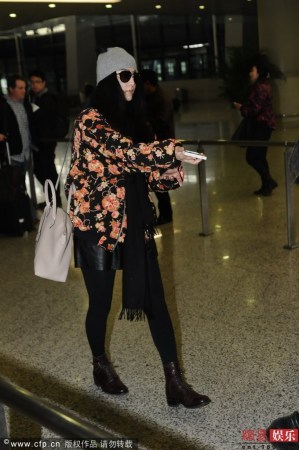 范冰冰潮装现身机场 箱子倒地大喊新买的