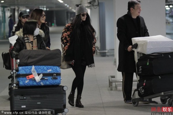 范冰冰潮装现身机场 箱子倒地大喊新买的