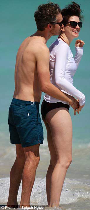 海瑟薇与老公海滩度假热吻 湿身痴缠