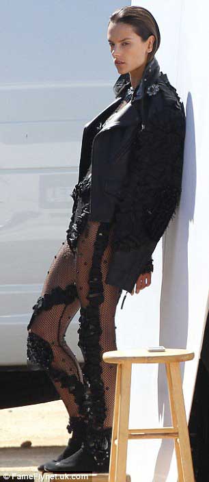 名模亚历山大 安布罗休沙漠拍片