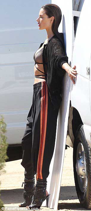 名模亚历山大 安布罗休沙漠拍片