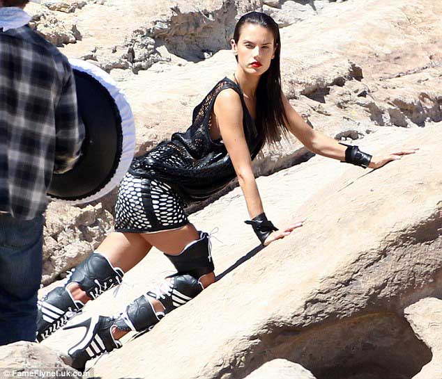 名模亚历山大 安布罗休沙漠拍片