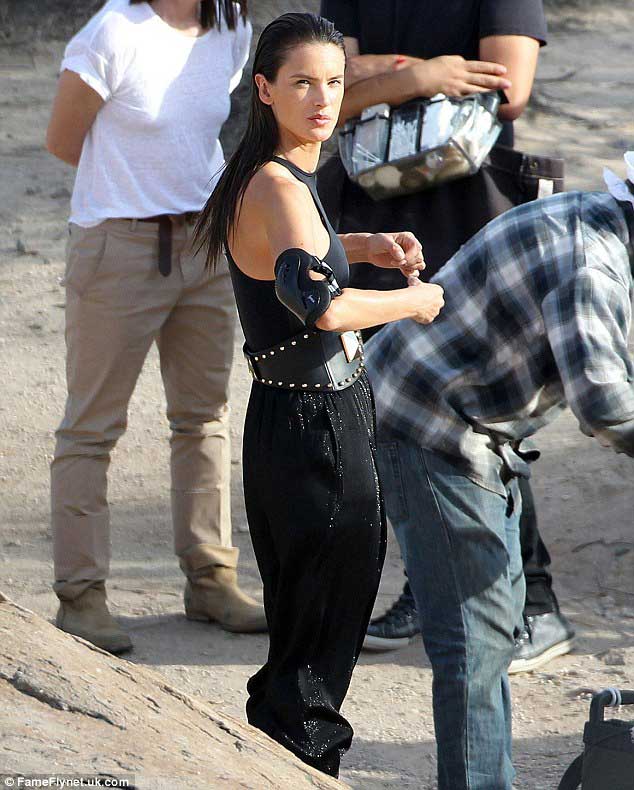 名模亚历山大 安布罗休沙漠拍片