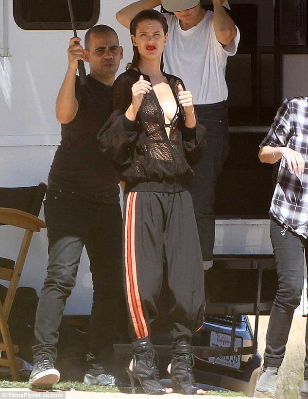 名模亚历山大 安布罗休沙漠拍片