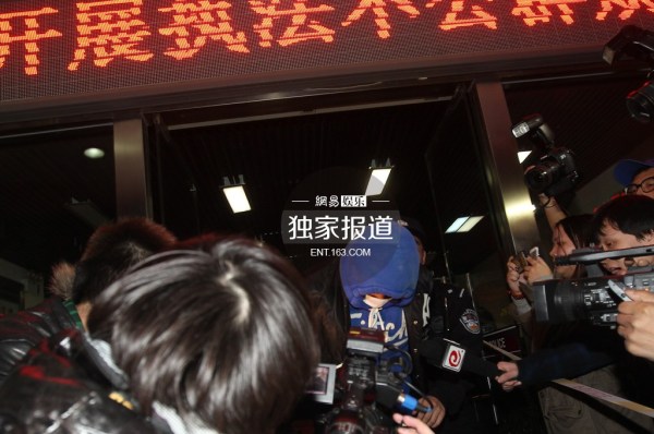 李代沫戴手铐离开派出所。