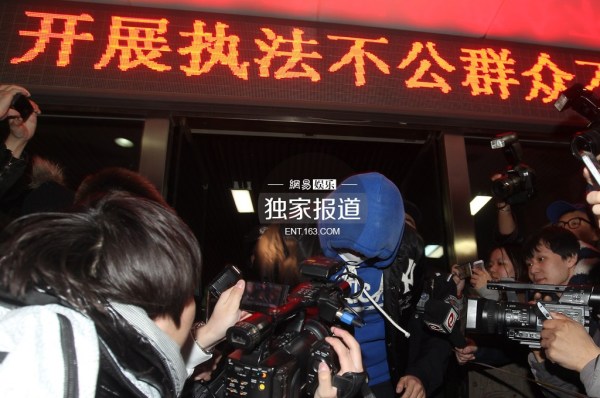 李代沫戴手铐离开派出所。