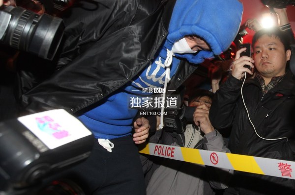 李代沫戴手铐离开派出所。