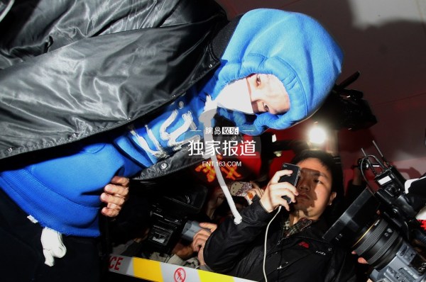 李代沫戴手铐离开派出所。