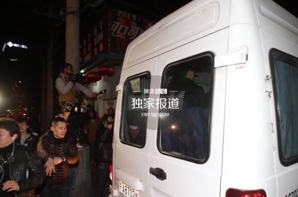 李代沫戴手铐离开派出所。