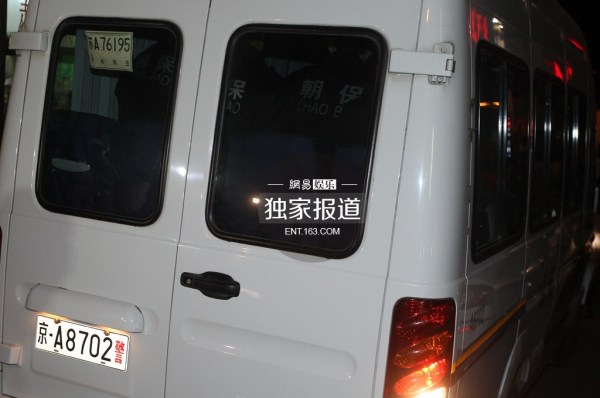 李代沫戴手铐离开派出所。