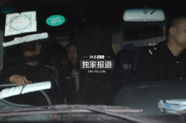 李代沫戴手铐离开派出所。