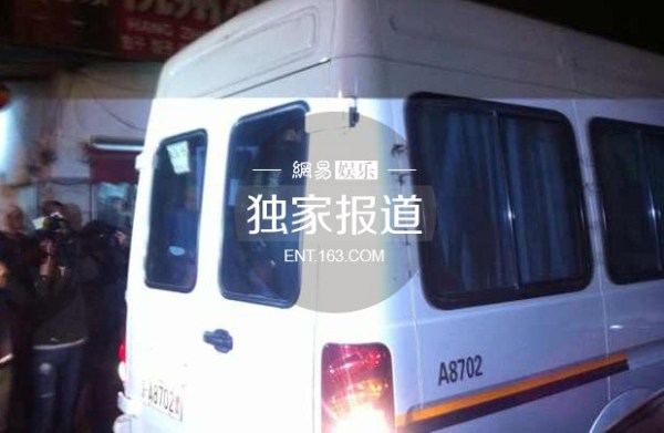 李代沫戴手铐离开派出所。