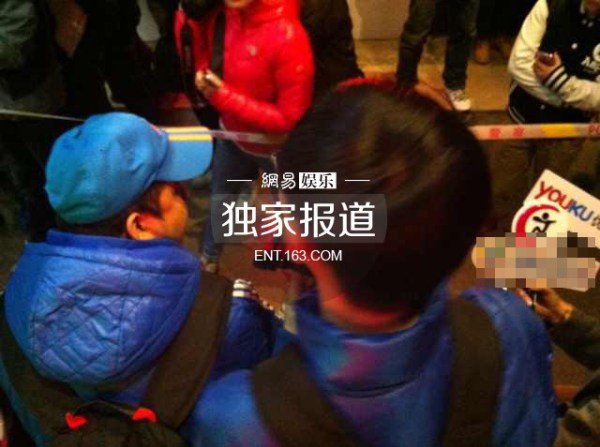 李代沫戴手铐离开派出所。