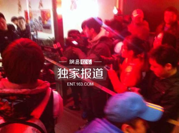 李代沫戴手铐离开派出所。