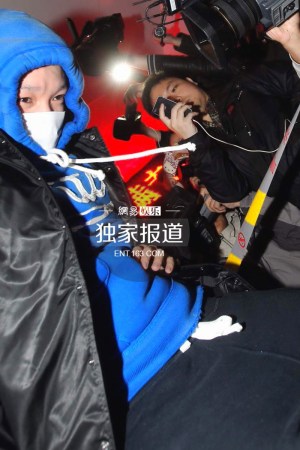 李代沫戴手铐离开派出所。