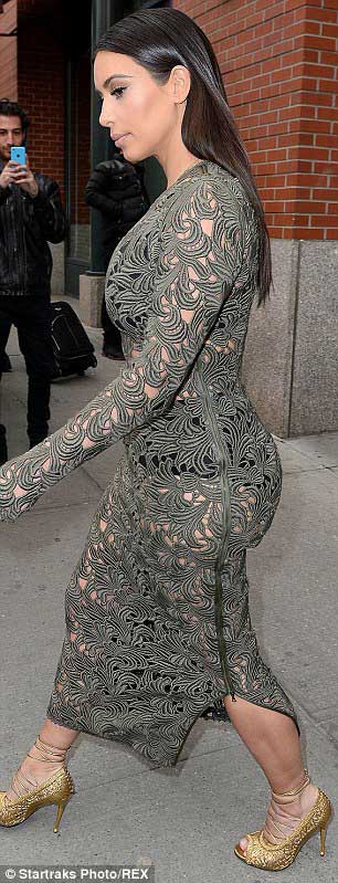 金·卡戴珊蕾丝透视装现身 着装大胆前卫