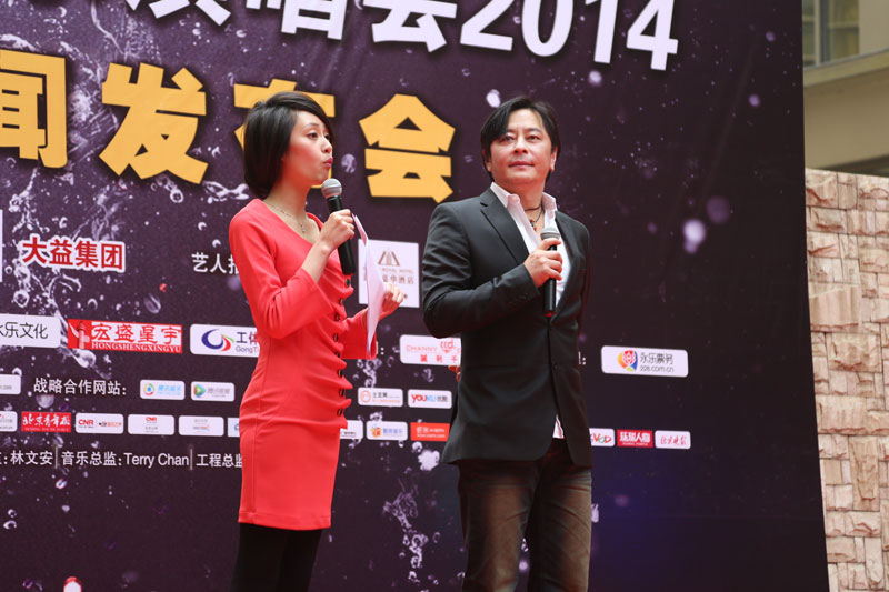 王杰个唱发布会变大婚 众歌迷穿婚纱逼婚