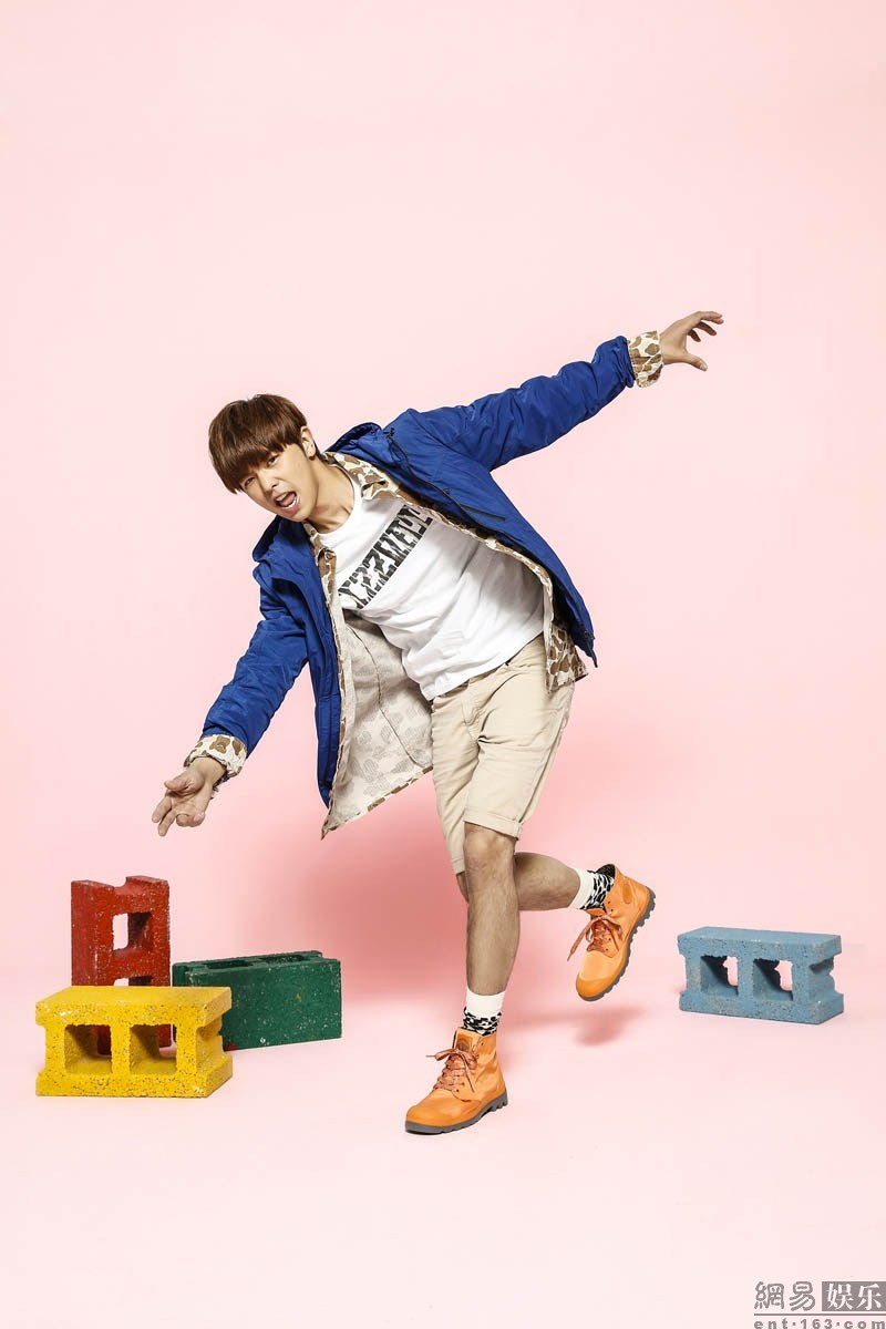 黄鸿升登封面穿短裤变俏皮大男孩