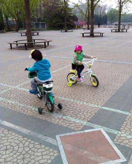 王宝强女儿正面照曝光 穿休闲装公园玩乐