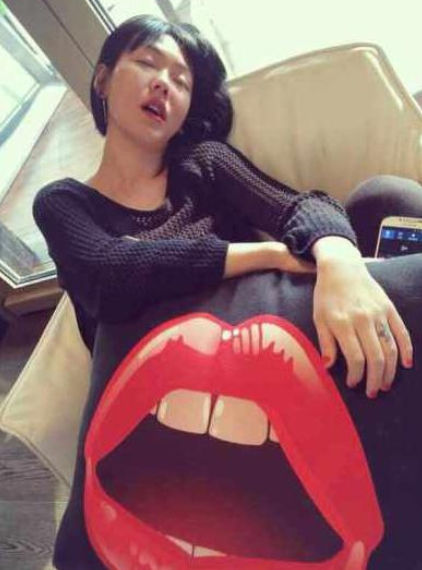 小S自黑晒不雅睡相照 张大嘴巴酷似抱枕图案