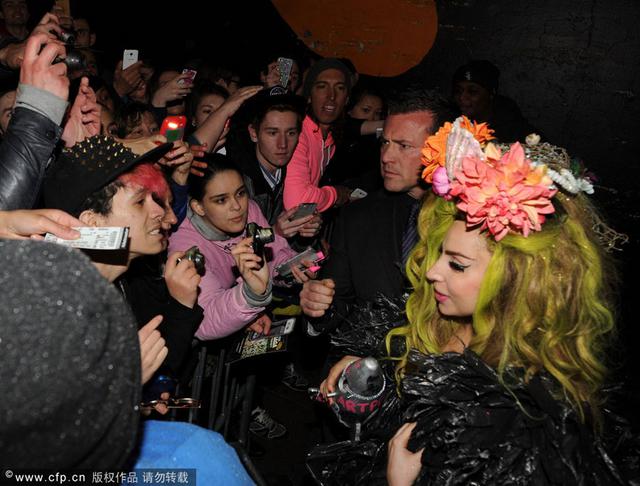 Gaga裹塑料布条似黑乌鸦 戴贝壳发饰玩自拍