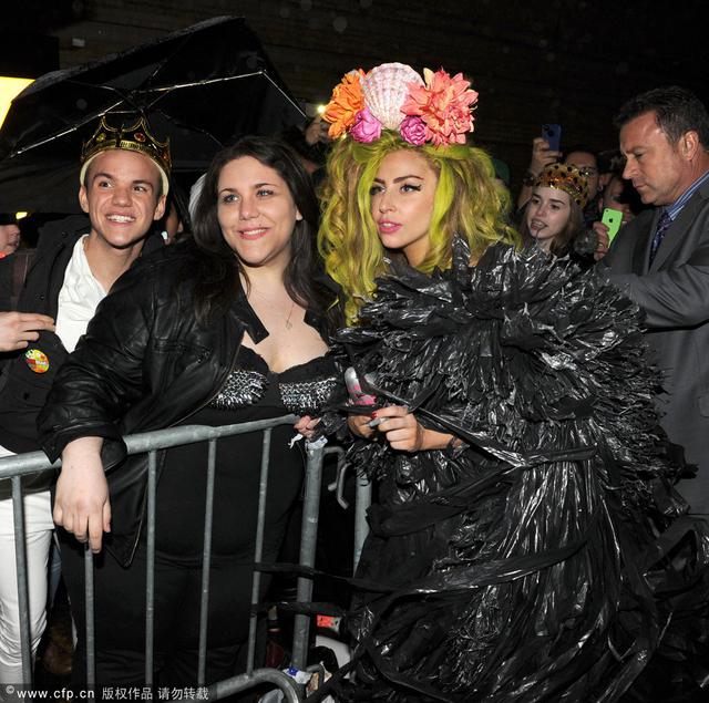 Gaga裹塑料布条似黑乌鸦 戴贝壳发饰玩自拍