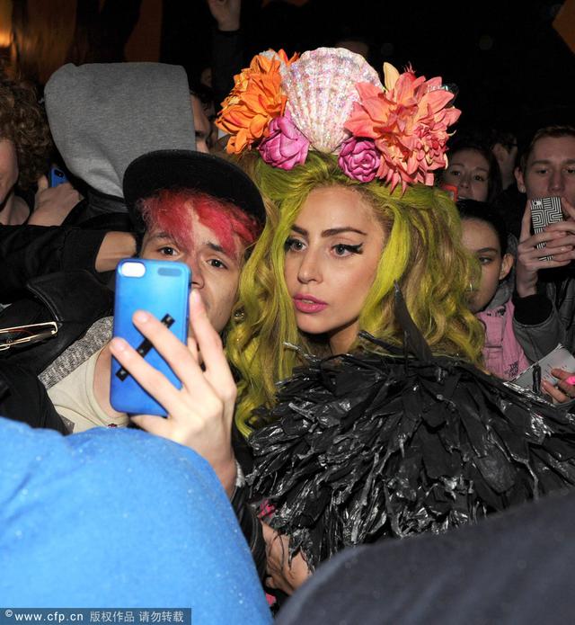 Gaga裹塑料布条似黑乌鸦 戴贝壳发饰玩自拍