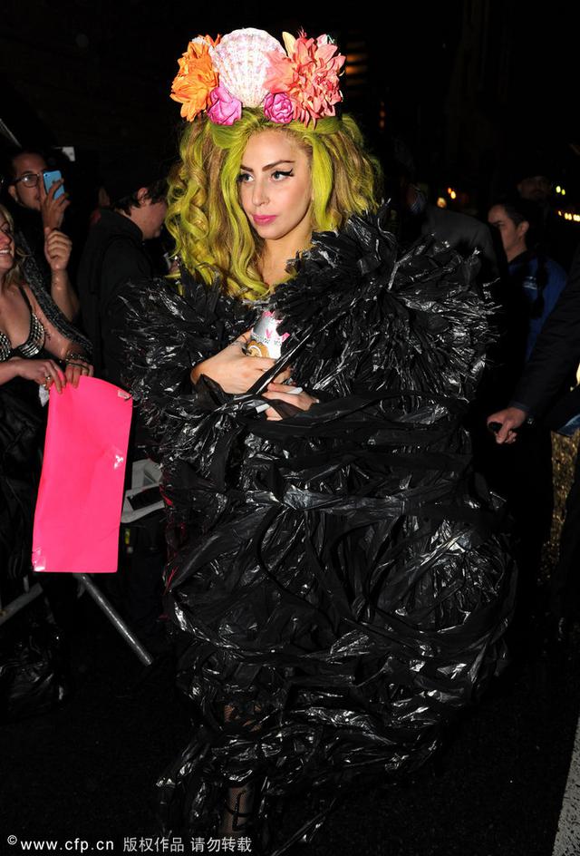 Gaga裹塑料布条似黑乌鸦 戴贝壳发饰玩自拍