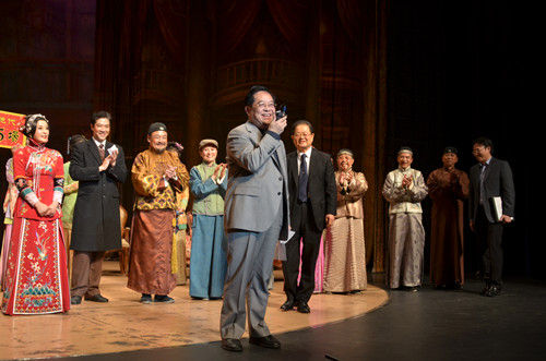 身穿黑色西服的王晓玉和身着灰色西服的中国驻旧金山领事馆袁南生总领事