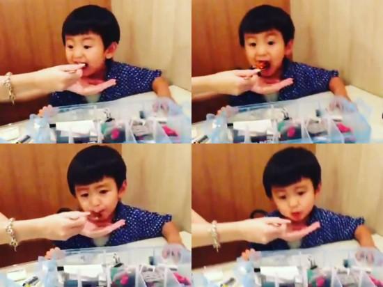 张柏芝带两子用餐被拍 Quintus超萌Lucas帅气