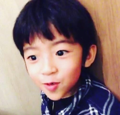 张柏芝带两子用餐被拍 Quintus超萌Lucas帅气