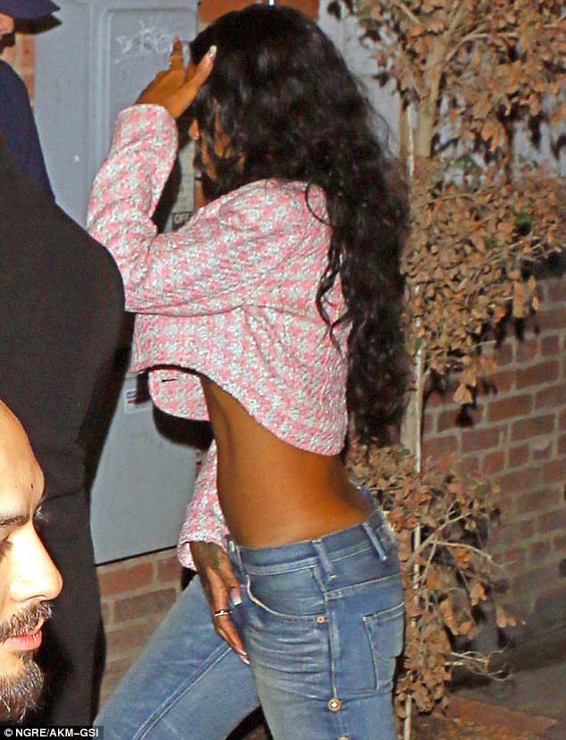 蕾哈娜露脐装亮相 怀孕传闻不攻自破