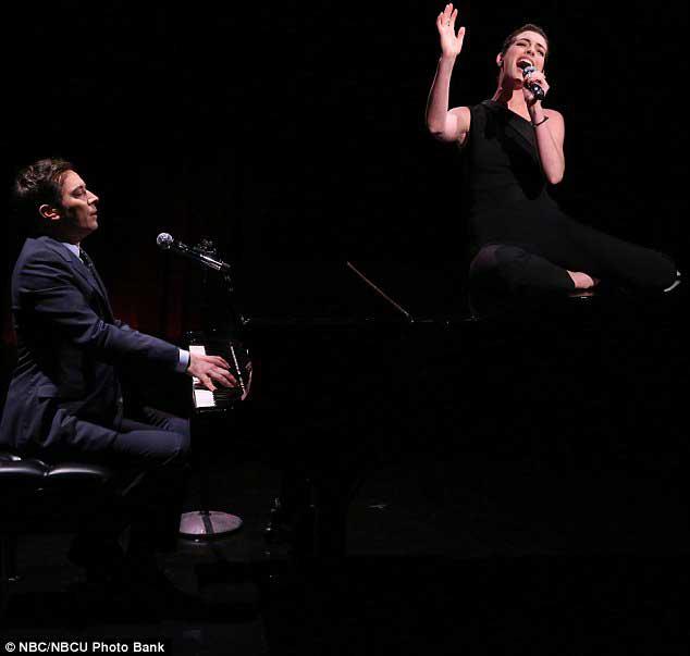 　海瑟薇穿斜肩裙做客节目被刁难 现场献唱