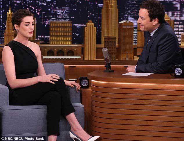 　海瑟薇穿斜肩裙做客节目被刁难 现场献唱