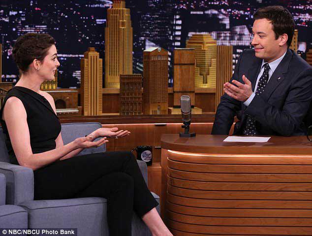 　海瑟薇穿斜肩裙做客节目被刁难 现场献唱