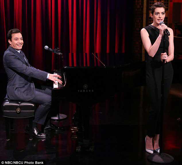 　海瑟薇穿斜肩裙做客节目被刁难 现场献唱