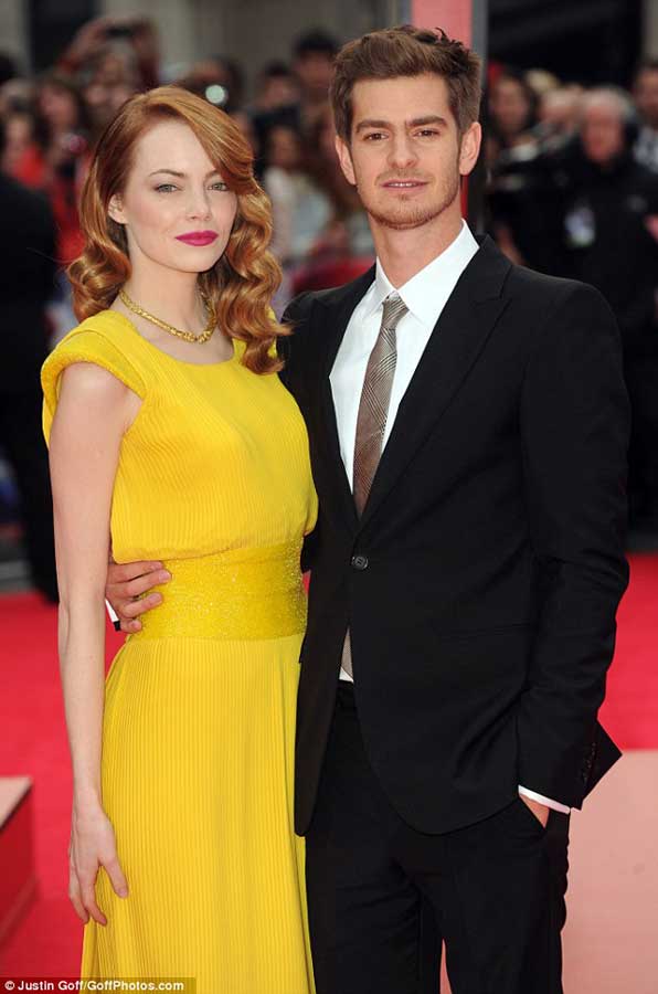 《蜘蛛侠2》首映 艾玛·斯通着黄裙大秀美背