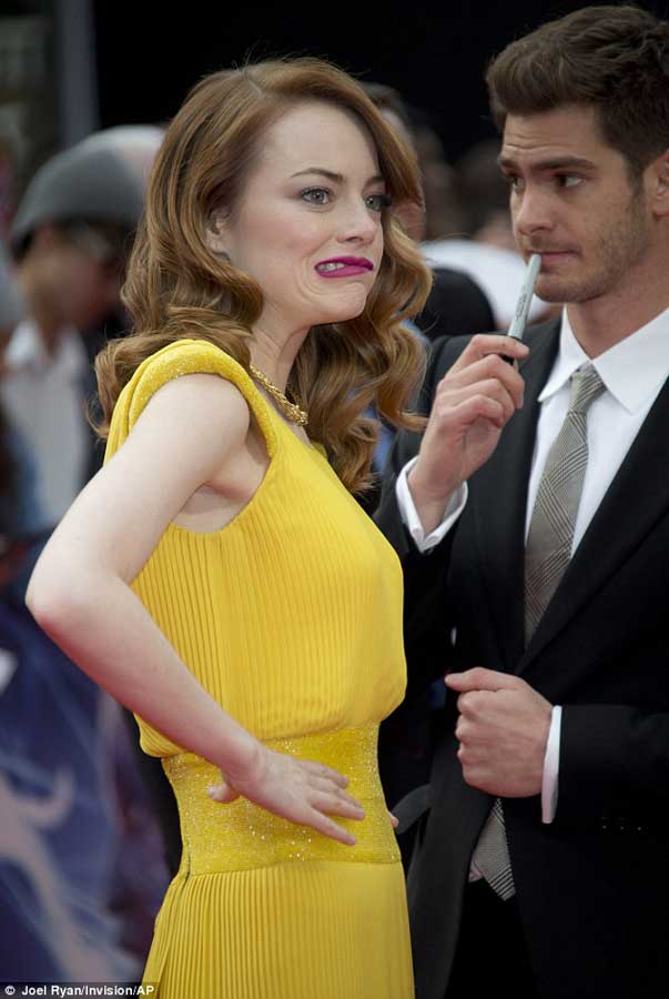 《蜘蛛侠2》首映 艾玛·斯通着黄裙大秀美背