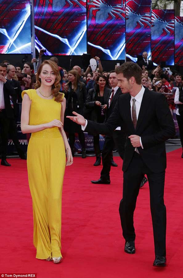 《蜘蛛侠2》首映 艾玛·斯通着黄裙大秀美背